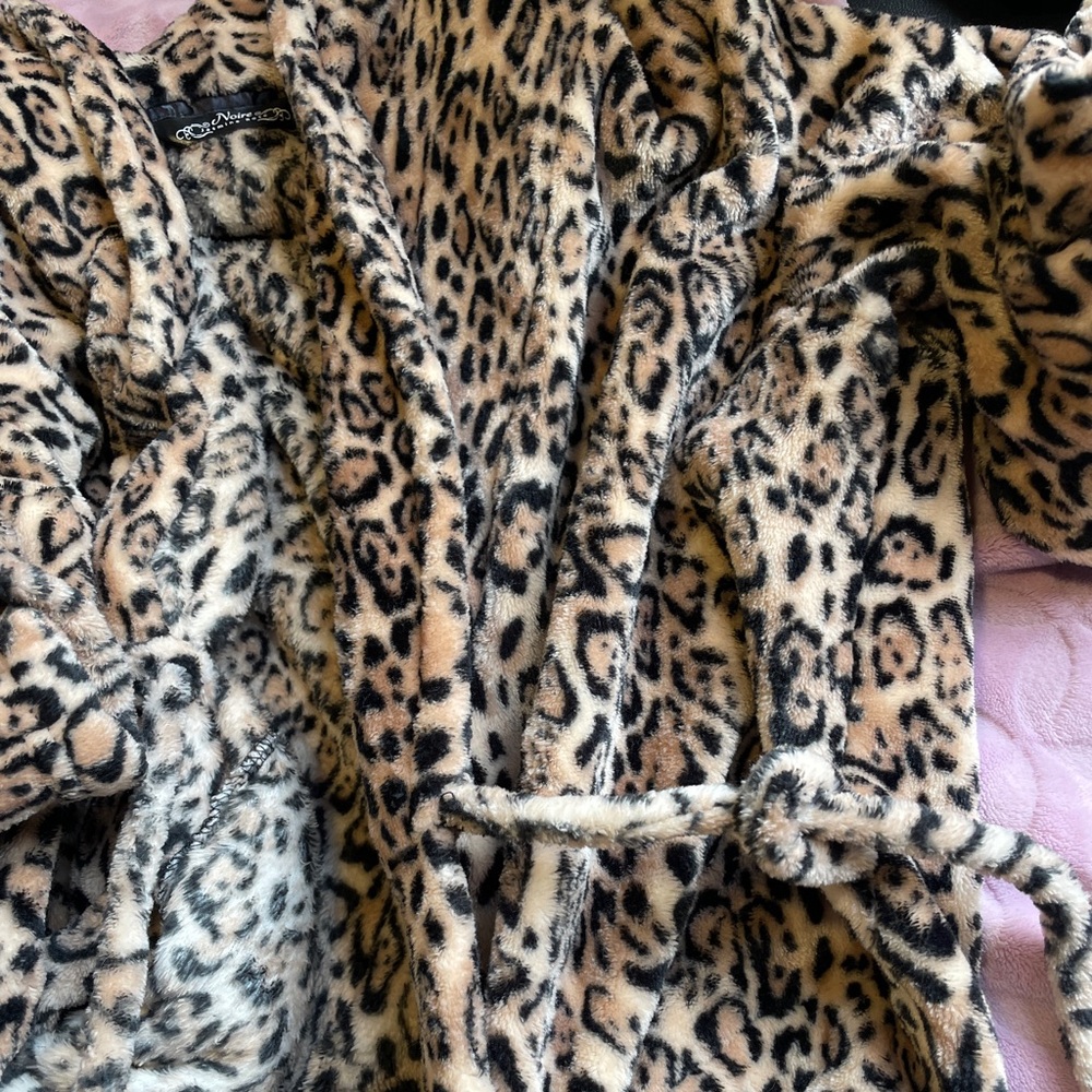 Leopard print robe #leopardprint #robe #Y2K#Comfy#cute
So soft 😫💋
S/M